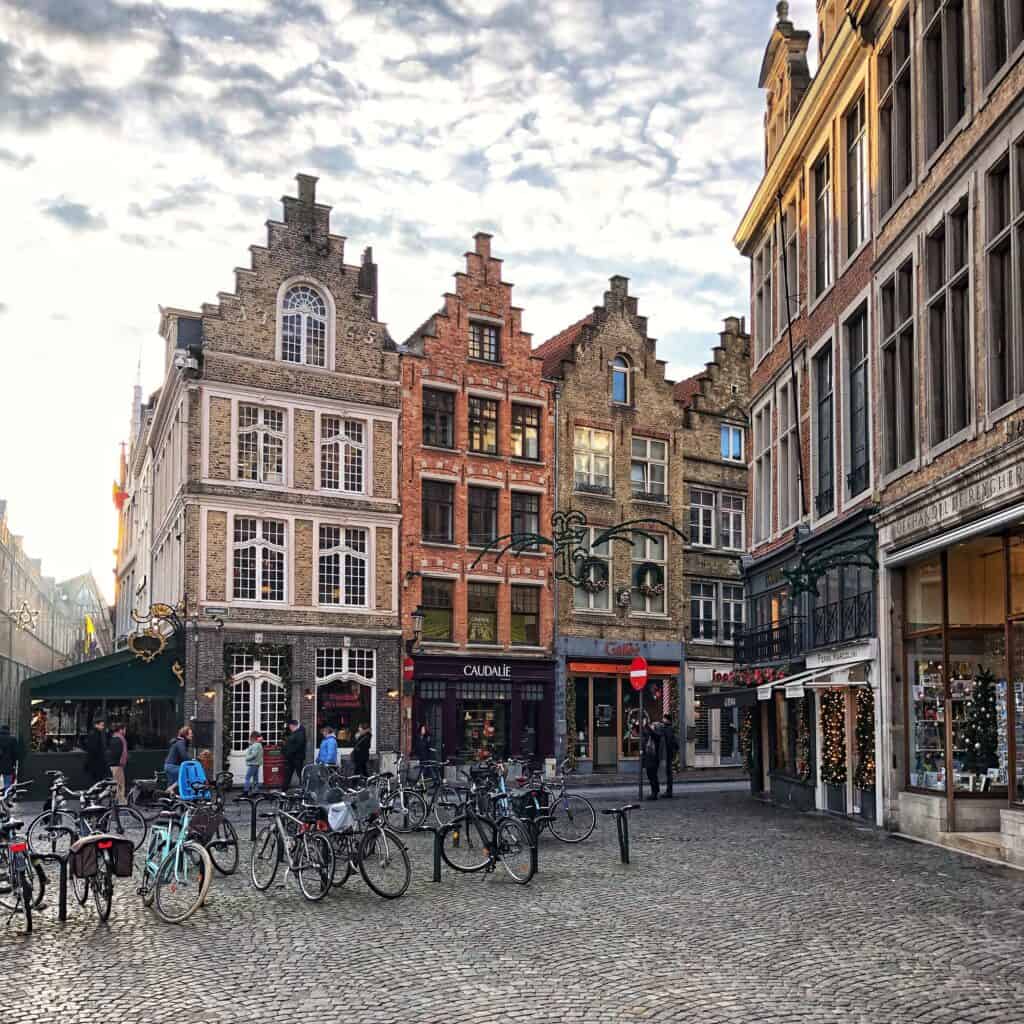 Buildings with bicycles in front of them in Bruges
